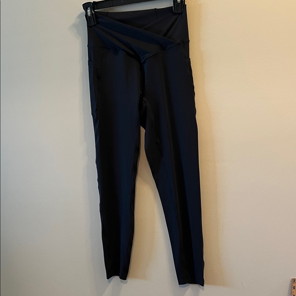 Halara Black 7/8 Size m cross tummy Waisted Leggings With 2 side pockets
